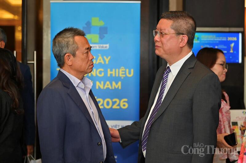 Ông Thái Như Hiệp (bên trái) trao đổi về phát triển thương hiệu cà phê Việt tại Lễ khai mạc Tuần lễ Thương hiệu quốc gia Việt Nam 2026. Ảnh: Nam Nguyễn