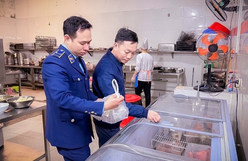 Các đoàn kiểm tra liên ngành sẽ tăng cường kiểm tra công tác chế biến, kinh doanh, nhập khẩu thực phẩm, dịch vụ ăn uống. Ảnh: Thành Chung