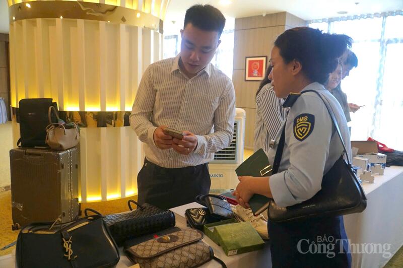 Trưng bày phân biệt hàng thật, hàng giả tại Hội nghị chống hàng giả, hàng xâm phạm sở hữu trí tuệ, gian lận thương mại trong tình hình mới năm 2025 của Ban Chỉ đạo quốc gia chống buôn lậu, gian lận thương mại và hàng giả