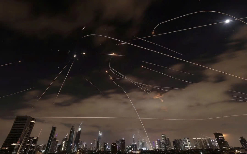 Phòng không Israel đánh chặn tên lửa Iran phóng xuống Tel Aviv. Ảnh: Reuters.