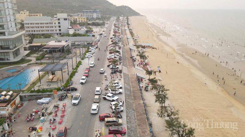 Du khách đổ về bãi biển Hà Tĩnh những ngày đầu mùa nắng nóng. Ảnh: Trọng Tùng