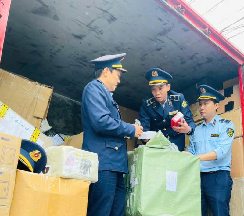 Lực lượng Quản lý thị trường thành phố Huế kiểm tra hàng hoá có dấu hiệu vi phạm trên xe ô tải khi di chuyển qua địa bàn. Ảnh: Nguyễn Tuấn