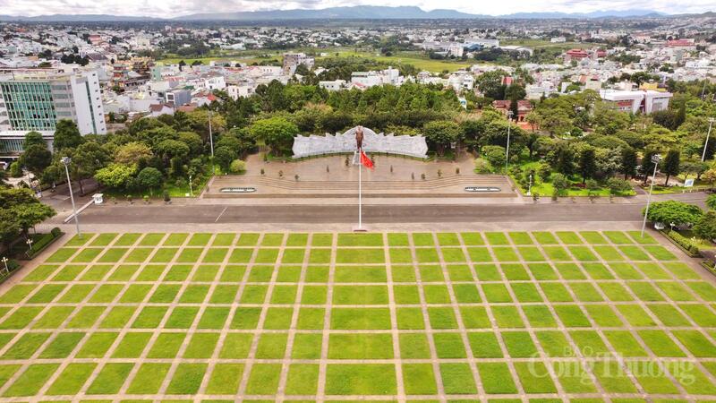 Quảng trường Đại Đoàn Kết, nơi đặt Tượng Bác Hồ với các dân tộc Tây Nguyên. Ảnh: Hiền Mai
