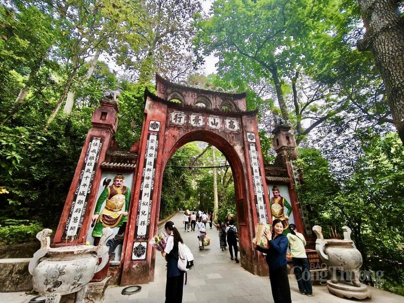 Khu di tích lịch sử Quốc gia đặc biệt Đền Hùng (tỉnh Phú Thọ) thu hút đông đảo người dân và du khách về hành hương dịp Giỗ Tổ.