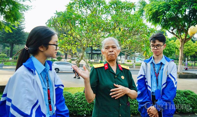 Bà Rơ Châm H’Yéo (ở giữa), Nguyên Chủ tịch Ủy ban Mặt trận Tổ quốc Việt Nam tỉnh Gia Lai kể cho thế hệ sau nghe về ngày tượng Bác được đưa về Gia Lai. Ảnh: Hiền Mai
