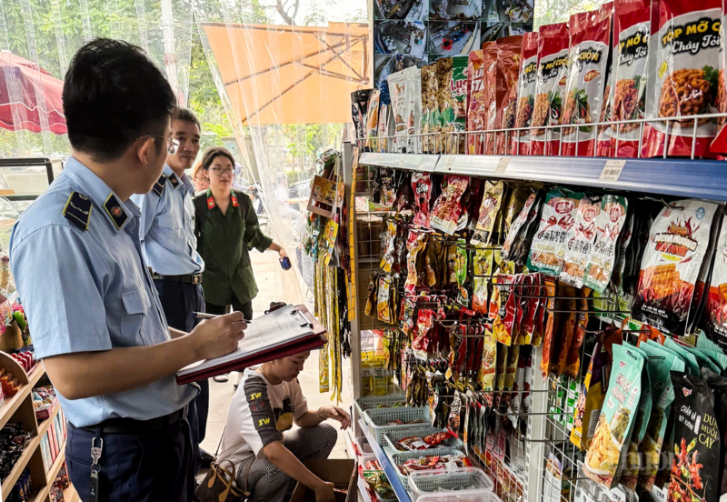 Lực lượng QLTT Thanh Hoá, phối hợp với công an kiểm tra kiểm soát mặt hàng thực phẩm đông lạnh, đóng gói sẵn. Ảnh: Quốc Anh