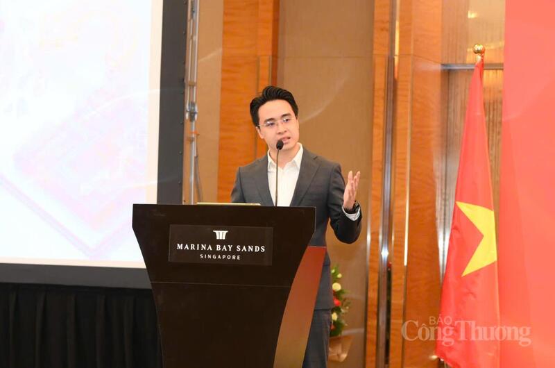 Ông Trần Trọng Nhân  - Giám đốc quan hệ quốc tế giới thiệu về Arobid.com vận hành bằng trí tuệ nhân tạo (AI) tại sự kiện.