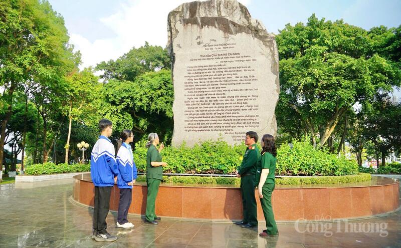 Bia đá khắc Thư Bác gửi Đại hội các dân tộc thiểu số miền Nam tại phố núi Pleiku (tỉnh Gia Lai). Ảnh: Hiền Mai