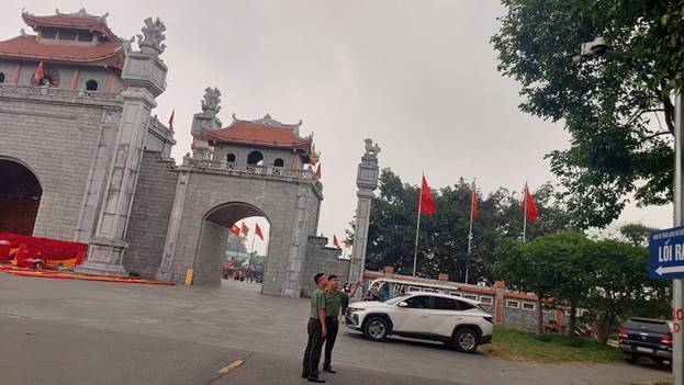 Cán bộ Trung tâm Thông tin chỉ huy Công an tỉnh Phú Thọ khảo sát thực tế hệ thống camera tại khu vực cổng chính Đền Hùng. Ảnh: Thọ Ninh