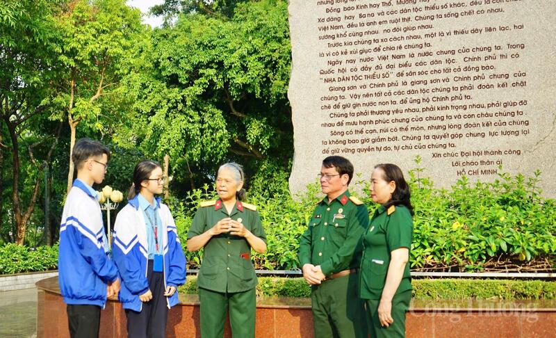 Dưới bia đá khắc Thư Bác tại Pleiku, nhiều thế hệ vẫn tìm về để lắng nghe, để nhắc nhau về cội nguồn sức mạnh. Ảnh: Hiền Mai