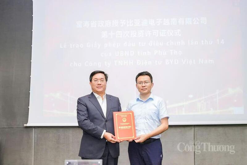 Chủ tịch UBND tỉnh Phú Thọ Trần Duy Đông (bên trái) trao Giấy phép đầu tư điều chỉnh cho đại diện Công ty TNHH Điện tử BYD Việt Nam. Ảnh: PT
