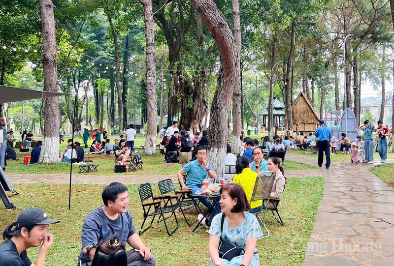 Phiên cà phê diễn ra vào các ngày thứ Sáu, thứ Bảy và Chủ nhật hằng tuần tại khu vực đường Anh hùng Núp, khuôn viên Quảng trường Đại Đoàn Kết (phường Pleiku). Ảnh: Hiền Mai