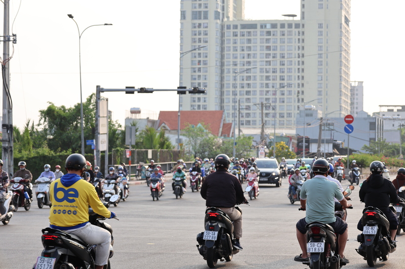 TP. Hồ Chí Minh duy trì trạng thái nắng nóng oi bức cả ngày. Ảnh: Minh Anh.