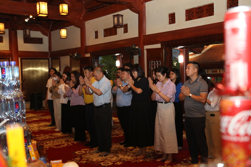 Đoàn công tác dâng hương tri ân tại Nghĩa trang Liệt sĩ Vị Xuyên trong khuôn khổ chương trình. Ảnh: PVcombank