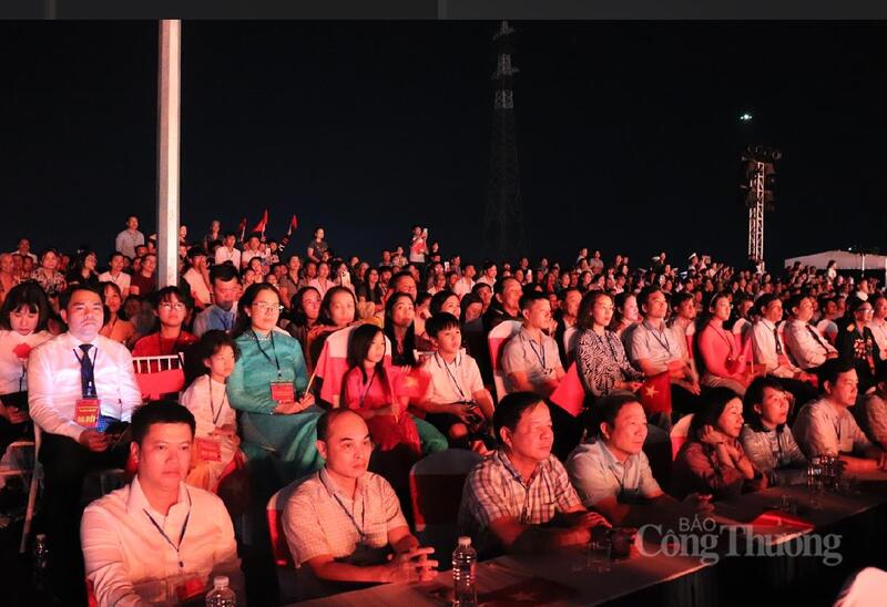 Đông đảo đại biểu và nhân dân tham dự chương trình