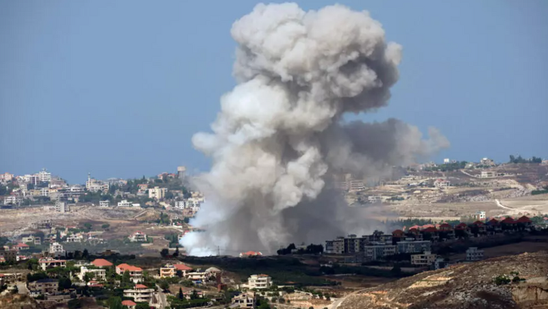 Khói bốc lên từ các cuộc pháo kích của Israel vào các ngôi làng ở quận Nabatiyeh, nhìn từ thị trấn miền Nam Marjayoun, Lebanon. Ảnh: AP