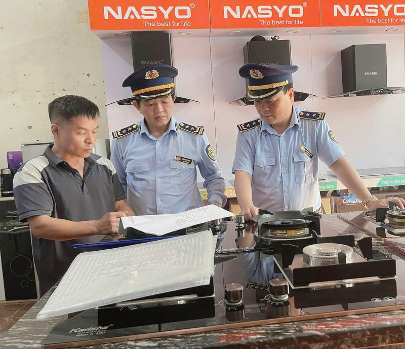 Ông Đặng Văn Ngọc, Chi Cục trưởng Chi cục Quản lý thị trường Lạng Sơn cùng Lãnh đạo phòng chuyên môn giám sát trực tiếp tại cơ sở kinh doanh. Ảnh: Quản lý thị trường Lạng Sơn