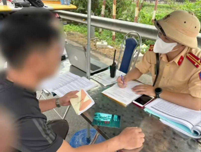 Lực lượng Cảnh sát giao thông xử lý một trường hợp lái xe vi phạm giao thông ngày 18/4. Ảnh: Cục Cảnh sát giao thông