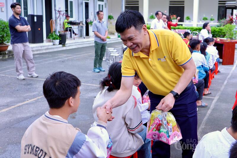 Đại diện PVcombank phát quà cho các em nhỏ. Ảnh: Quỳnh Trang