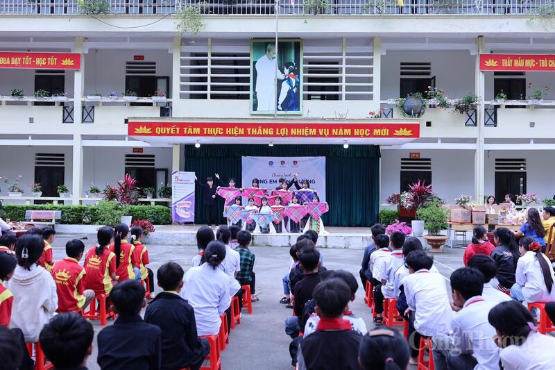 Chương trình “Cùng em đến trường” tại xã Mèo Vạc, tỉnh Tuyên Quang. Ảnh: Quỳnh Trang