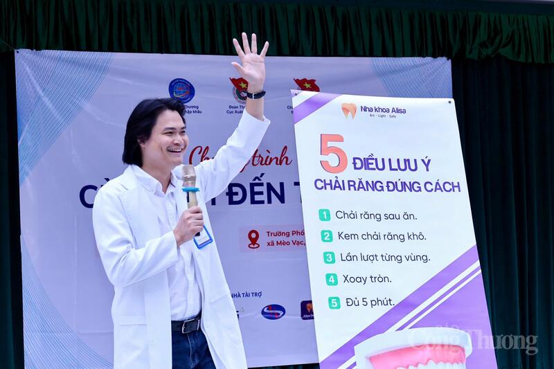 Đại diện Nha khoa Alisa hướng dẫn các em nhỏ vùng cao cách giữ gìn vệ sinh răng miệng. Ảnh: Quỳnh Trang