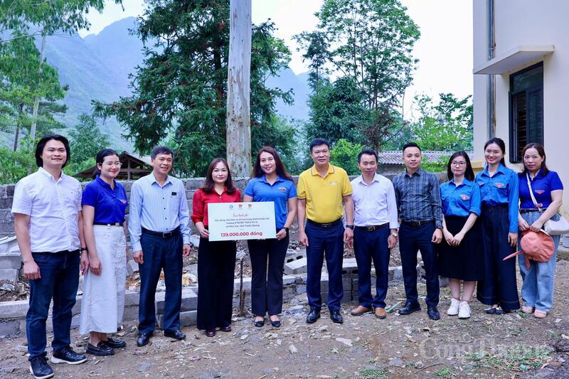 Đại diện các đơn vị thuộc Bộ Công Thương và doanh nghiệp trao hỗ trợ cho nhà trường trong chương trình “Cùng em đến trường”. Ảnh: Quỳnh Trang