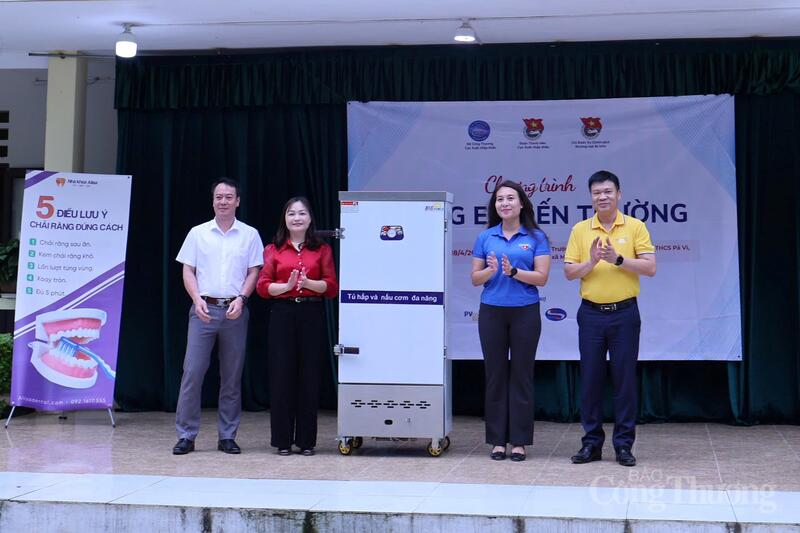 Tổng giá trị quà tặng lên tới 180 triệu đồng. Ảnh: Quỳnh Trang