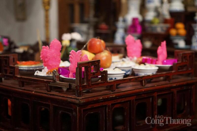 Mâm lễ dâng Mẫu được bày biện chỉn chu thể hiện lòng thành kính của người dân.