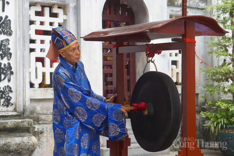 Tiếng chiêng báo nhịp cho đội tế lễ trước khi vào lễ rước kiệu.