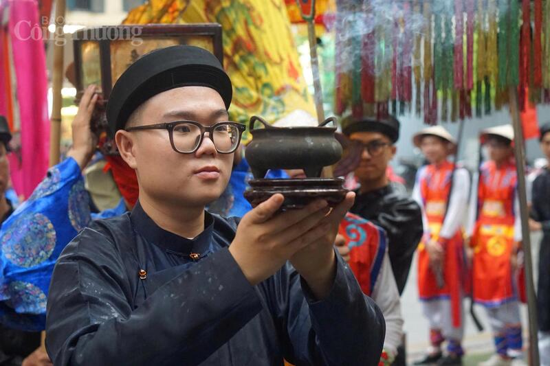 Sự tham gia của nhiều thế hệ góp phần gìn giữ tín ngưỡng thờ Mẫu.