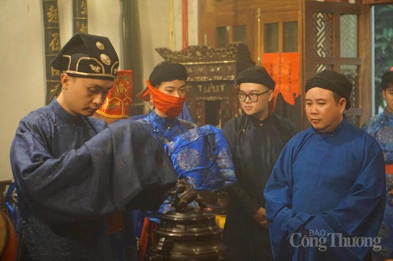 Đội tế lễ chuẩn bị rước kiệu thánh Mẫu.