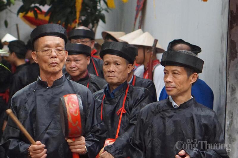 Không gian phố cổ trở nên sống động với âm thanh trống chiêng, nhạc lễ.