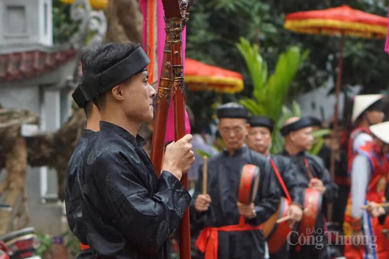 Lễ rước kiệu Mẫu đền Vũ Thạch diễn ra an toàn, trật tự giữa lòng Hà Nội.