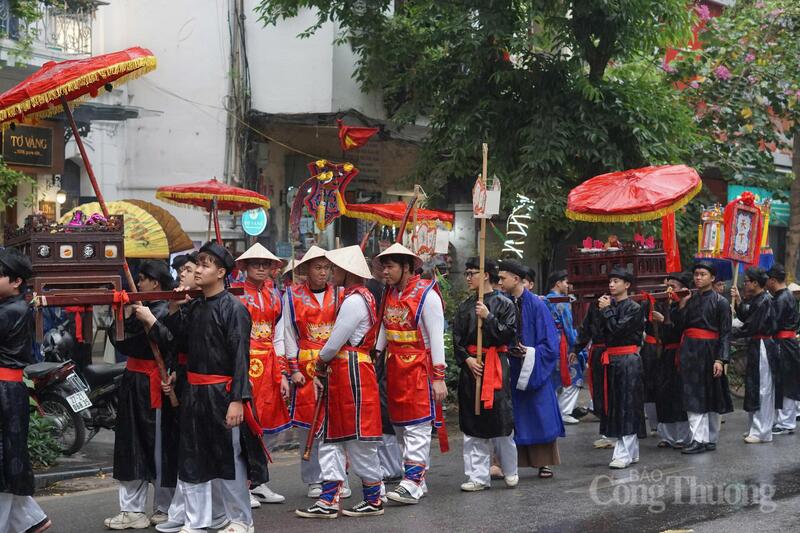Đoàn rước kiệu Mẫu đền Vũ Thạch xuất phát trong không khí trang nghiêm.