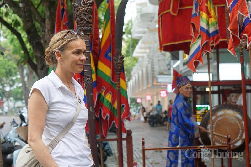 Chị Linda Penncachia hào hứng với lễ hội truyền thống tại Việt Nam.