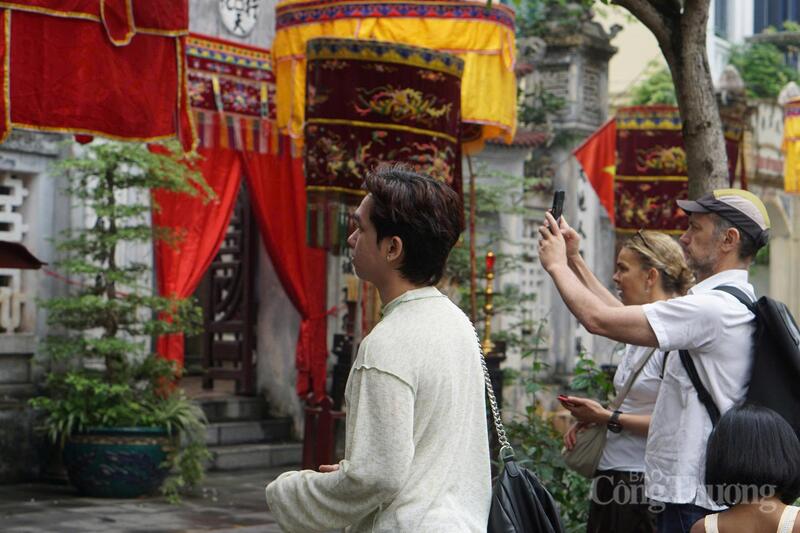 Nhiều du khách quốc tế hào hứng ghi lại khoảnh khắc lễ rước truyền thống.