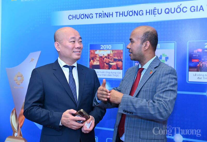 Ông Vũ Bá Phú (bên trái) trao đổi về những định hướng chính sách và giải pháp nâng cao giá trị thương hiệu quốc gia Việt Nam. Ảnh: Nam Nguyễn