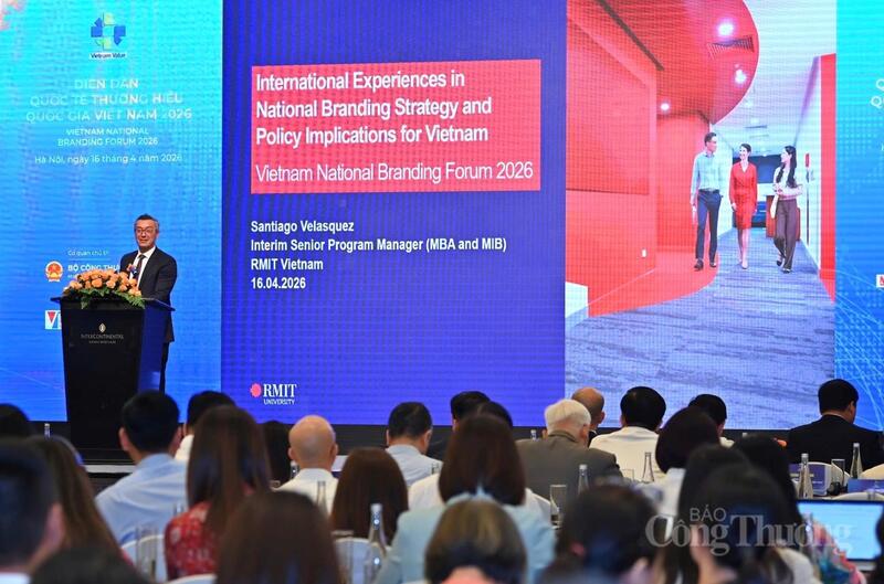 Ông Santiago Velasquez - chuyên gia đang phụ trách các chương trình MBA và MIB tại RMIT Việt Nam. Ảnh: Nam Nguyễn