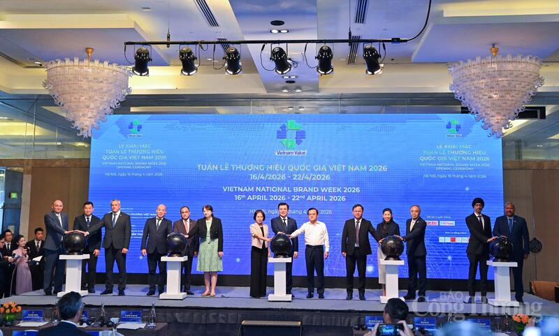 Nghi thức khai mạc Tuần lễ Thương hiệu quốc gia 2026, thể hiện sự tham gia của nhiều chủ thể trong xây dựng thương hiệu Việt. Ảnh: Nam Nguyễn
