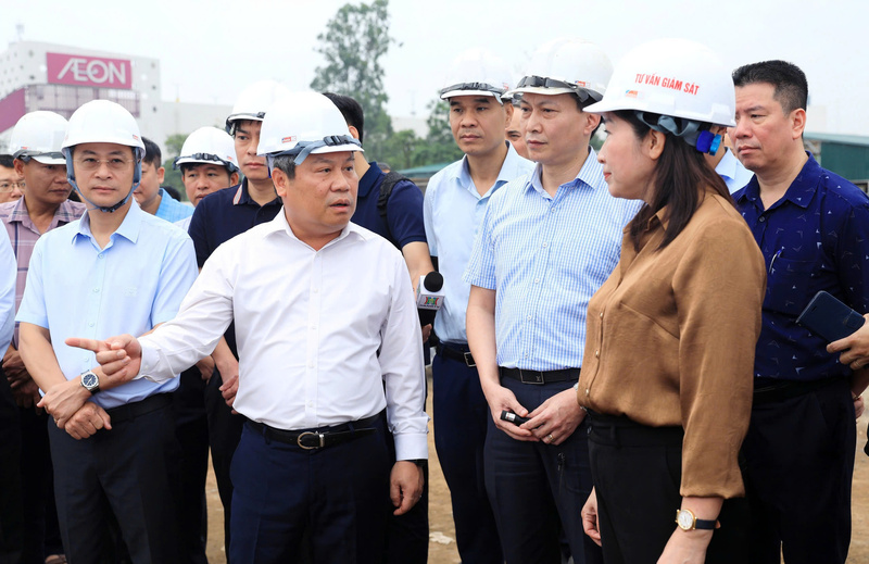 Lãnh đạo Thành phố Hà Nội yêu cầu các đơn vị tập trung cao độ để hoàn thành công tác GPMB trong tháng 6/2026. Ảnh: Hoàng Linh