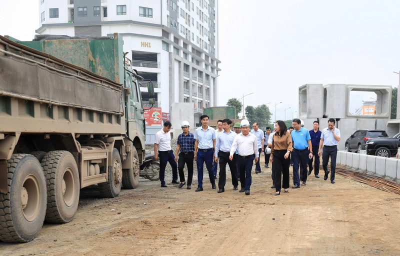 Chủ tịch UBND Thành phố Hà Nội Vũ Đại Thắng đi kiểm tra tiến độ Dự án đầu tư xây dựng nâng cấp mở rộng đường 70 và Dự án cải tạo nâng cấp, mở rộng Quốc lộ 21B. Ảnh: Hoàng Linh