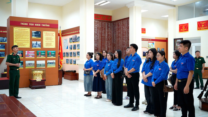 Kết thúc chuyến đi tại Sư đoàn 308, Đoàn Thanh niên Báo Công Thương tiếp tục tham quan, học tập tại Trung đoàn 102.