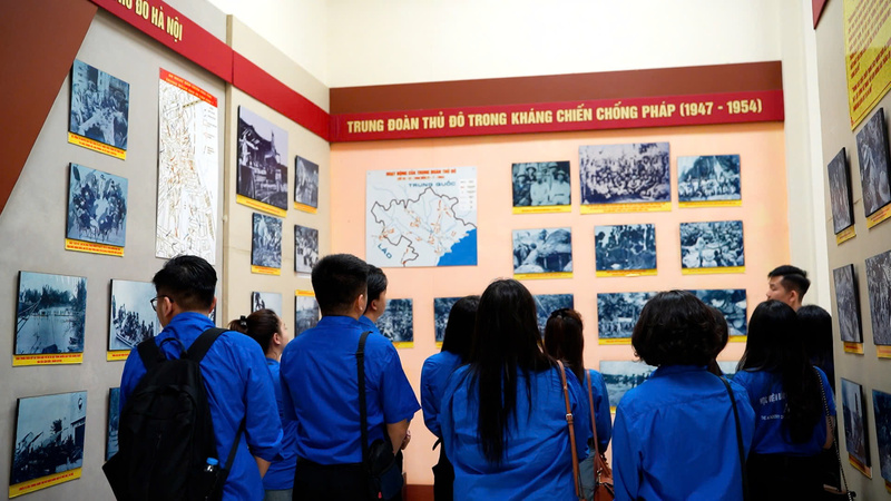 Các Đoàn viên chăm chú lắng nghe thuyết minh về lịch sử hào hùng và những chiến công vang dội của Trung đoàn 102.