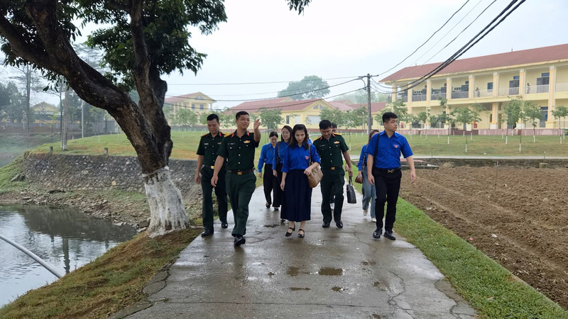 Đoàn Thanh niên Báo Công Thương được tham quan thực tế tại khu tăng gia sản xuất tập trung của Trung đoàn 102.