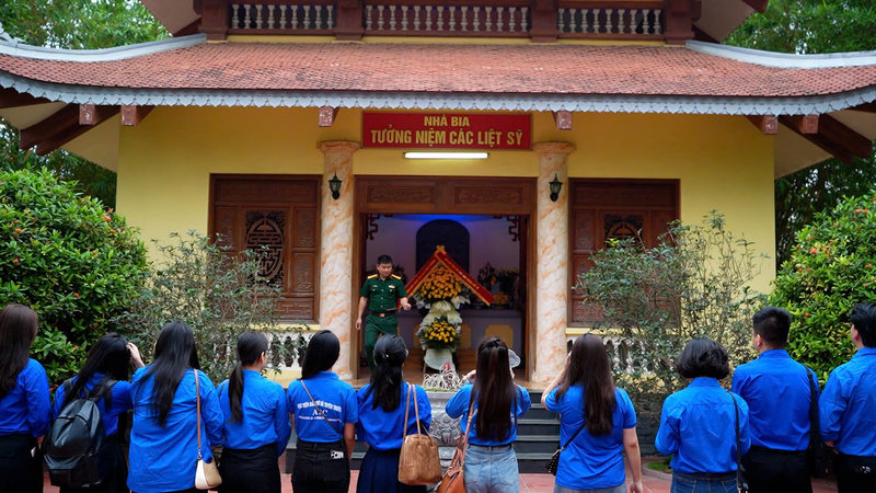 Đoàn Thanh niên Báo Công Thương kính cẩn dâng hương tưởng niệm các Anh hùng liệt sĩ của Sư đoàn 308 tại Nhà bia tưởng niệm của đơn vị.