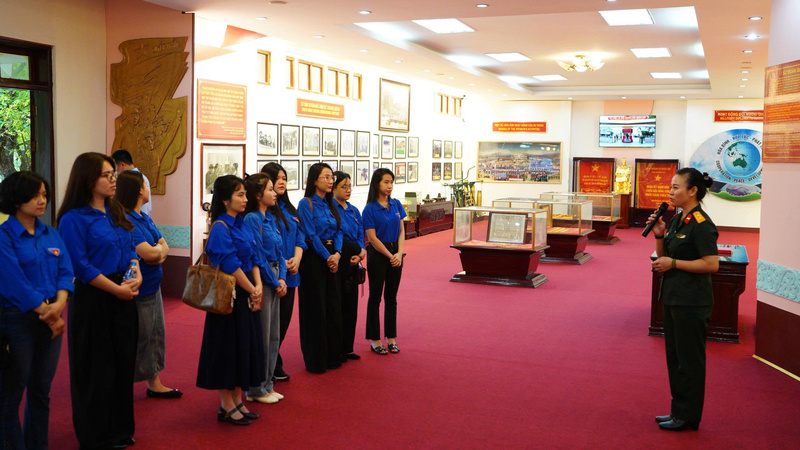 Các thành viên của Đoàn Thanh niên tham quan và nghe thuyết minh về chặng đường lịch sử 75 năm vẻ vang của Sư đoàn Bộ binh cơ giới 308 tại Nhà truyền thống đơn vị.