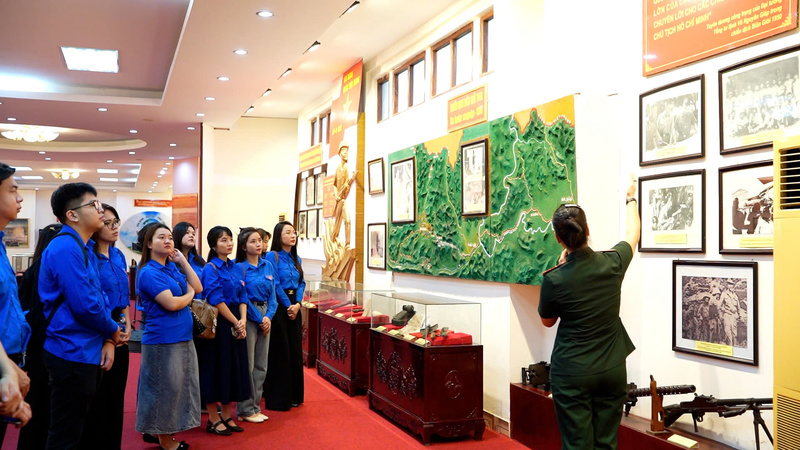 Đoàn viên thanh niên lắng nghe thuyết minh về những chiến công của Sư đoàn 308.