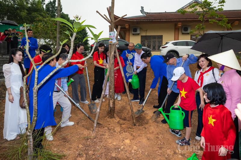 Khởi động dự án ‘Cung đường hoa gạo thắp sáng Đền Hùng’. Ảnh: T.T