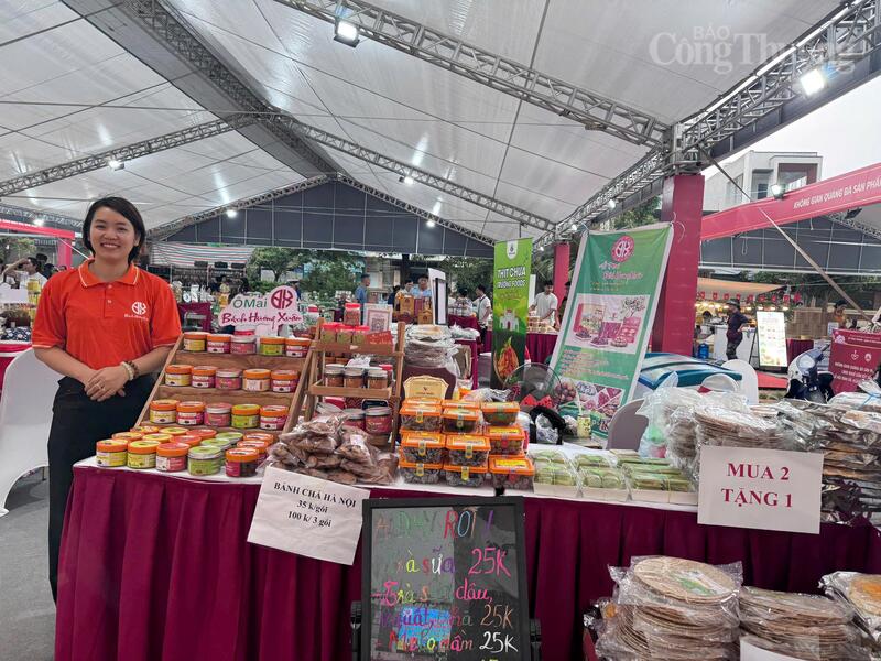 Một số các sản phẩm OCOP trên địa bàn được trưng bày tại Lễ Hội Bình Đà 2026 thu hút du khách đến thăm quan mua sắm. (Lê Hà)