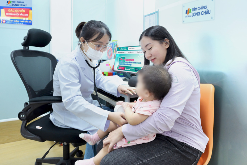 Phụ huynh đưa con đi tiêm phòng theo khuyến cáo từ Tổ chức Y tế Thế giới (WHO) và Bộ Y tế.